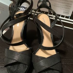 Gianni Wedges size 8.5 black worn twice